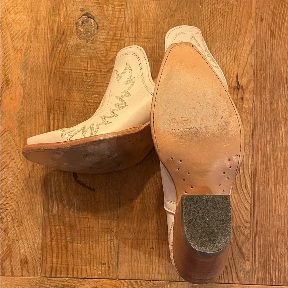 Ariat Stylish Cream Western Ankle Boots - Picture 5 of 8